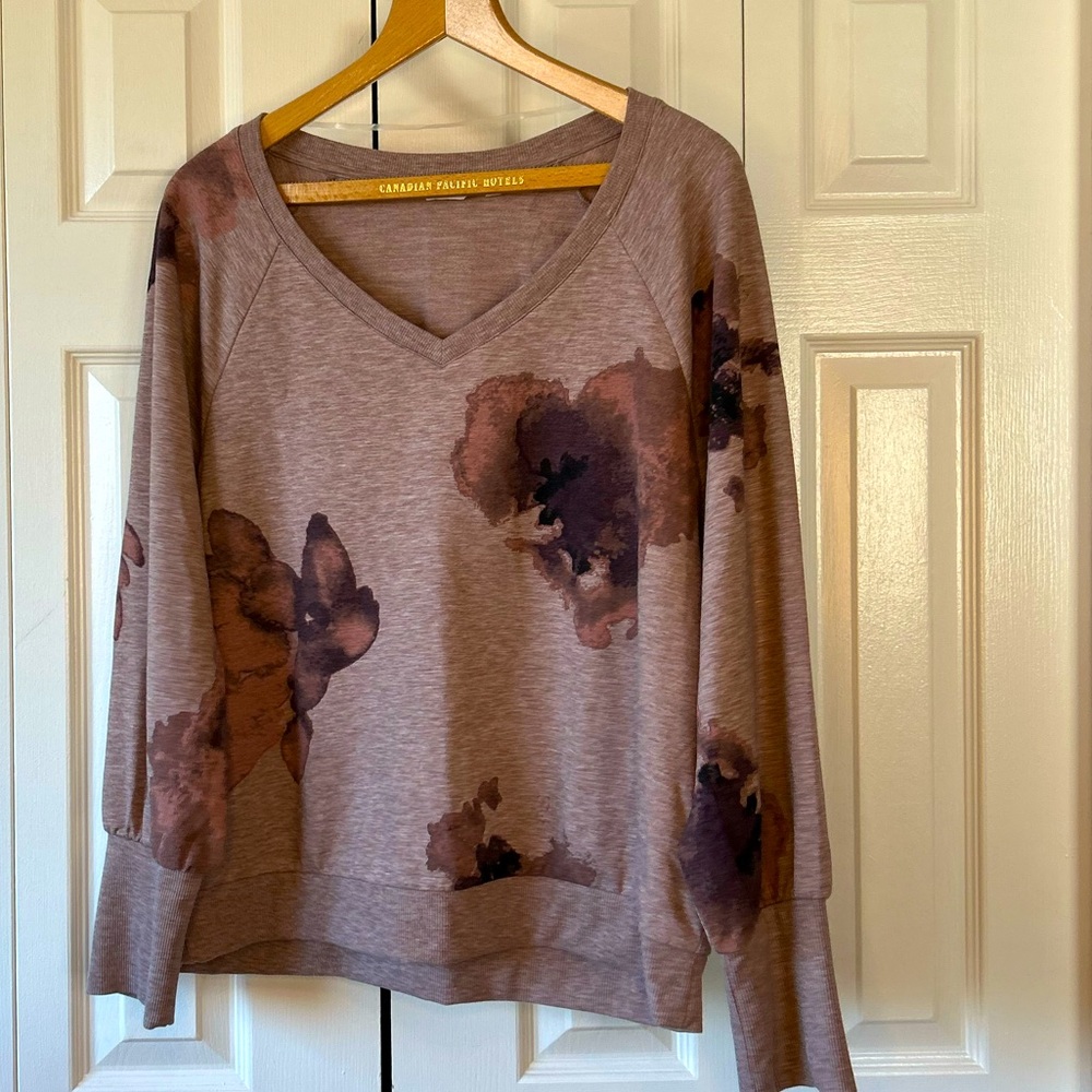 XL. Floral bubble sleeve V-neck sweatshirt. BNWOT. Nice cuff detail.